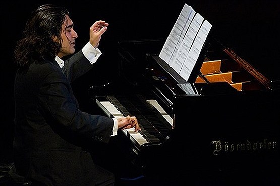 راه رفتن نت‌های موسیقی ایرانی روی پیانو
