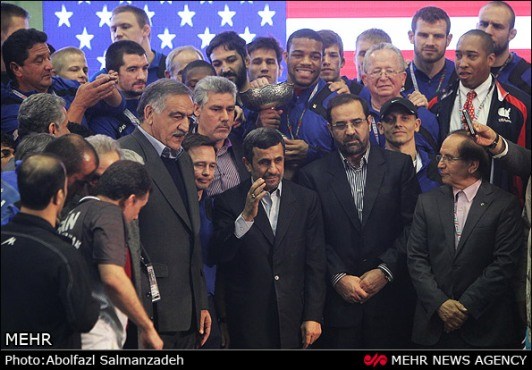 احمدی نژاد با کشتی گیران آمریکا دست داد