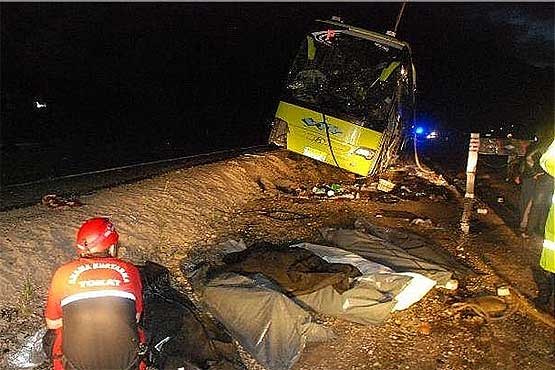 واژگونی ون ترکیه ای با 17 مسافر ایرانی