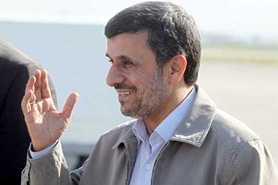 سکوت و لبخند احمدی‌نژاد
