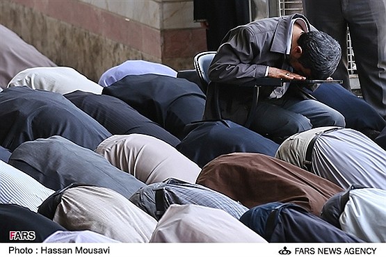 نشسته نماز خواندن احمدی نژاد