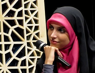 مجری زن تلویزیون در حرم مطهر حضرت علی (ع)/ عکس
