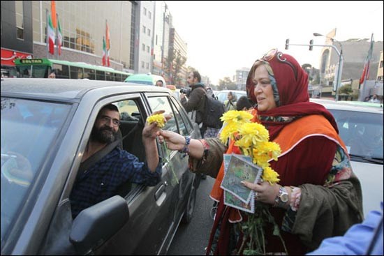 گلفروشی بهاره رهنما و امیرحسین رستمی در خیابان ها + تصاویر