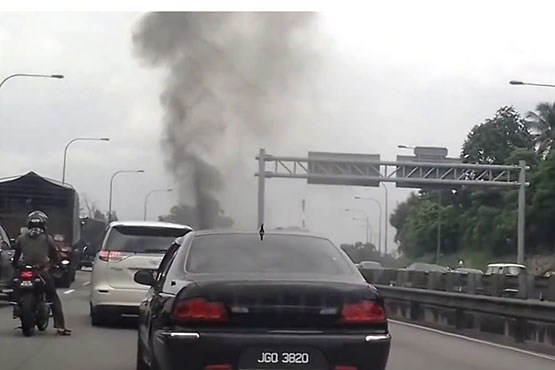 تصادف 3 دستگاه لمبورگینی در بزرگراهی در مالزی و آتش گرفتن هر 3 خودرو