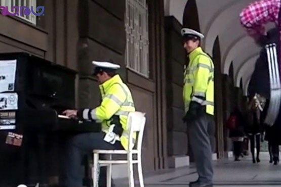 پلیس پیانیست یا پیانیست پلیس