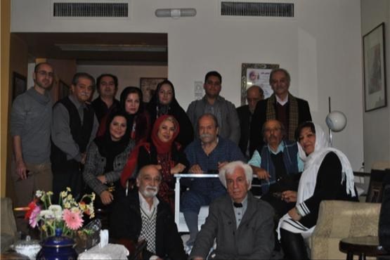 عکس یادگاری بازیگران پدرسالار در منزل «محمد علی کشاورز»