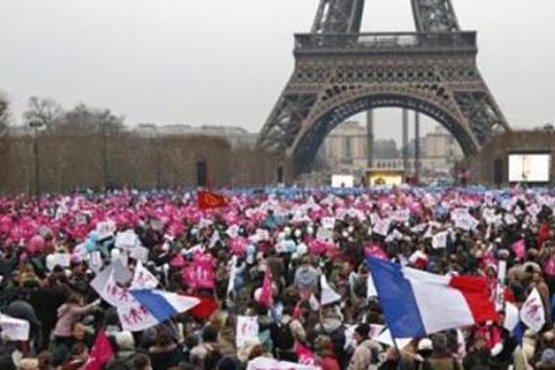 تظاهرات هزاران فرانسوی علیه سیاست‌های اولاند