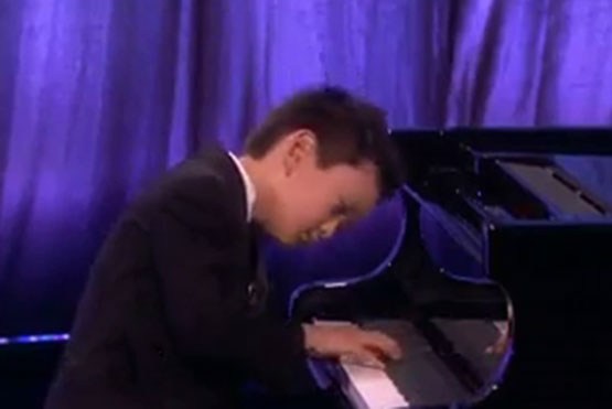 کودک پنج ساله؛ نوازنده استثنایی پیانو