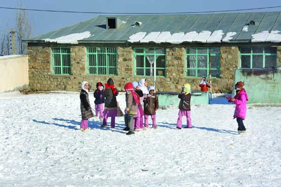 برف، گوش مدارس تخریبی را کشید