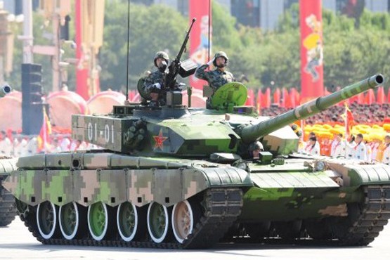 سربازهای چینی در تانک هایشان جا نمی​شوند