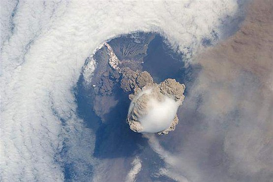 منظره هوایی فوران های آتشفشانی