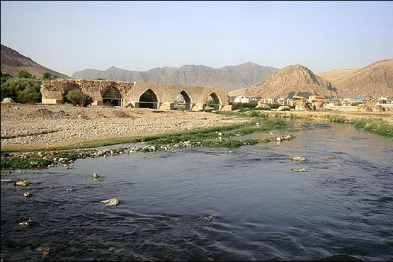حریم محوطه پل تاریخی  شاپوری ایلام پاکسازی می‌شود