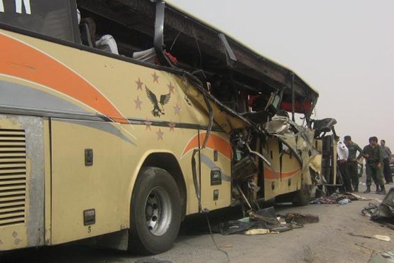 مصدومیت ۲۳ مسافر در تصادف شدید اتوبوس با کامیون