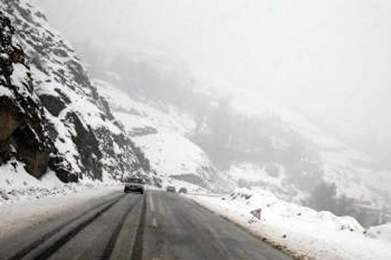 مسیرهای هراز و فیروزکوه براثر بارش برف و باران لغزنده است