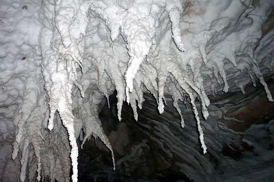 3 گردشگر در غار یخی کوهرنگ گم شدند
