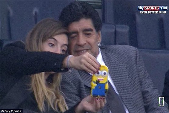 مارادونا و دخترش تماشاگران ویژه نیمه نهایی لیگ اروپا/تصاویر
