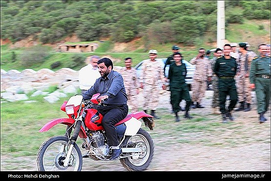 موتور سواری ضرغامی در حاشیه افتتاح شبکه نسیم / تصاویر