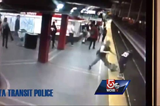 پلیس مترو مانع خودکشی شد +فیلم