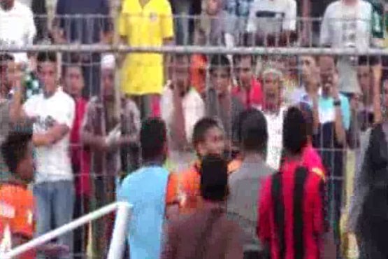مرگ مهاجم فوتبال بخاطر تکل دروازه‌بان حریف