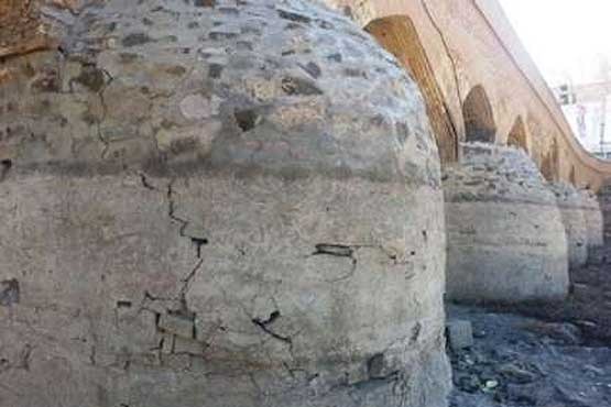 آثار شکستگی زیر پل‌های تاریخی اصفهان آشکار شد