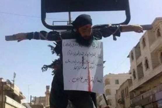 داعش عضو خود را به صلیب کشید+عکس