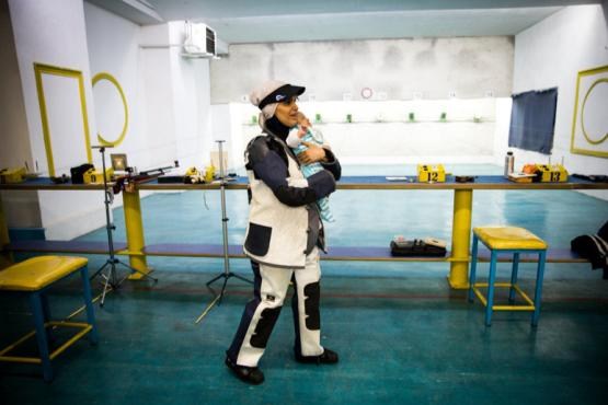 بانویی که با بچه‌اش برای طلای المپیک تلاش می کند+تصاویر 