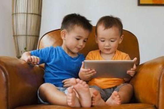 توانایی کودکان در استفاده از موبایل بیشتر از بستن بند کفش