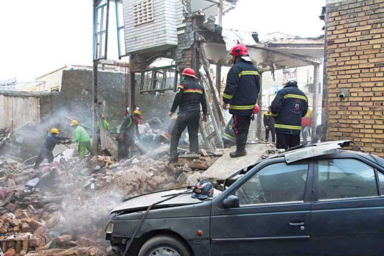 نجات ​3 زن و یک مرد در انفجار ​2 ساختمان