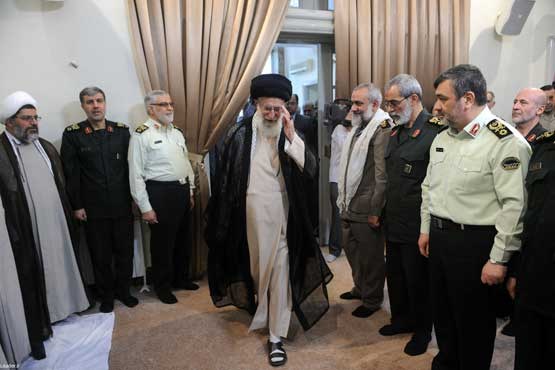 ایستادگی ملت ایران بسیاری از شخصیت‌های دنیا را به «دفاع مقتدرانه با دست خالی» معتقد کرد