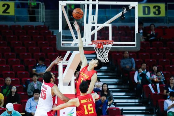 ستاره بسکتبال ایران در محاصره چینی ها+عکس