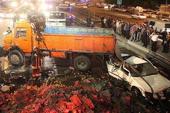 واژگونی,کامیون با بار پرتقال