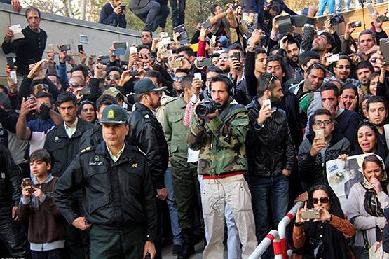 تصویر ازدحام جمعیت در مقابل تالار وحدت