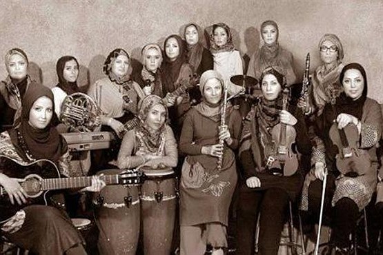 تصویر پای حرف های خواننده زن خارجی گروه ایرانی/عکس