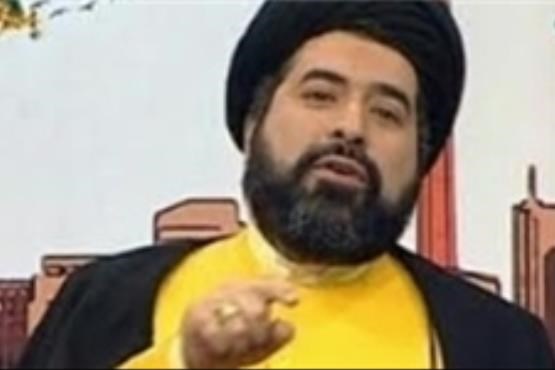 یک روحانی با لباس متفاوت در برنامه زنده تلویزیون/ عکس