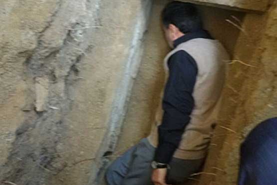احمدی‌نژاد در قبر مادرش خوابید + مجموعه عکس