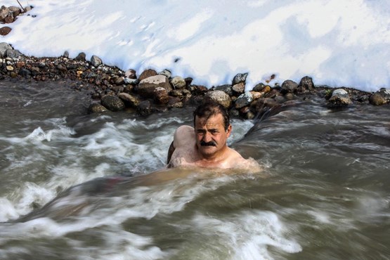 شنای مرد یخی در سرمای سبلان + عکس
