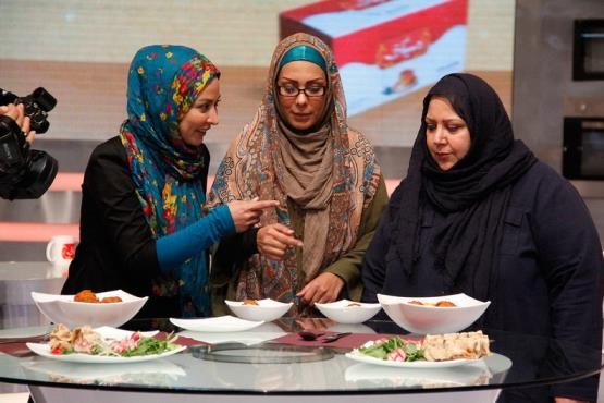 مسابقه آشپزی دو بازیگر زن در تلویزیون/ عکس