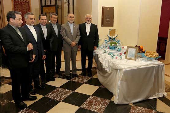 تیم هسته‌ای ایران کنار سفره هفت سین + عکس