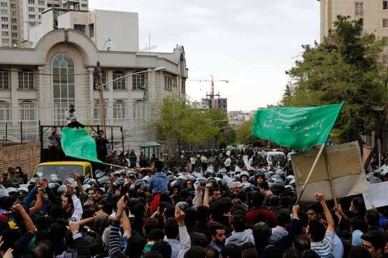 تجمع دانشجویان در مقابل سفارت عربستان