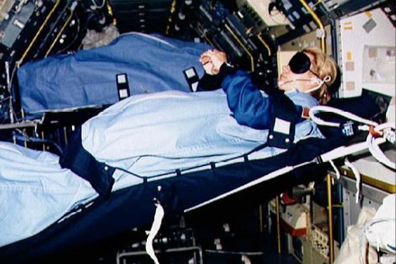 فضانوردان چگونه می خوابند