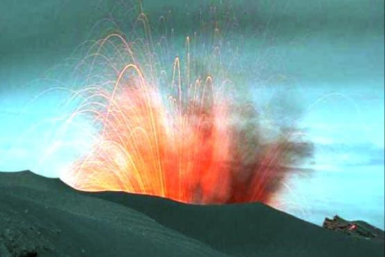 فوران آتشفشان در اندونزی + اسلایدشو