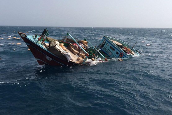 غرق شدن لنج باری در دریای عمان