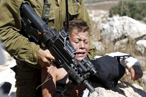 صحنه ای دلخراش از دستگیری یک کودک فلسطینی+عکس