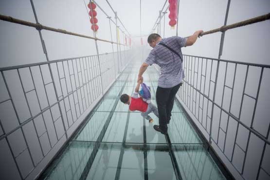 پل شیشه ای معلق در چین + عکس