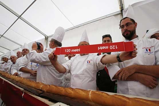طولانی ترین نان ساندویچی دنیا پخته شد + عکس