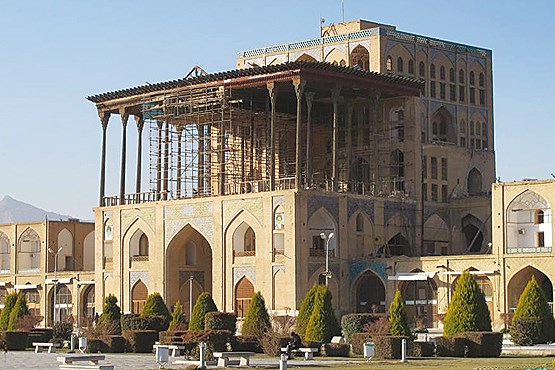بناهای تاریخی اصفهان، اسیر داربست‌های فلزی