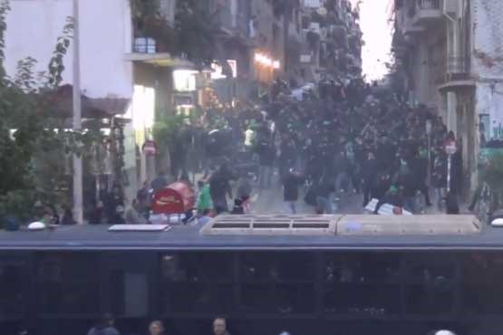 فیلم درگیری پلیس یونان و تماشاگران آشوب طلب در آتن