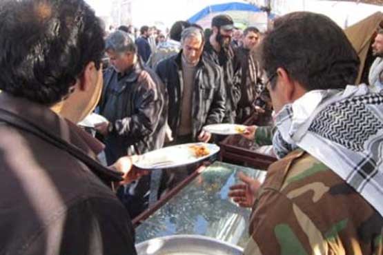 تصویر توزیع روزانه غذای گرم در میان زائران پایانه مرزی مهران