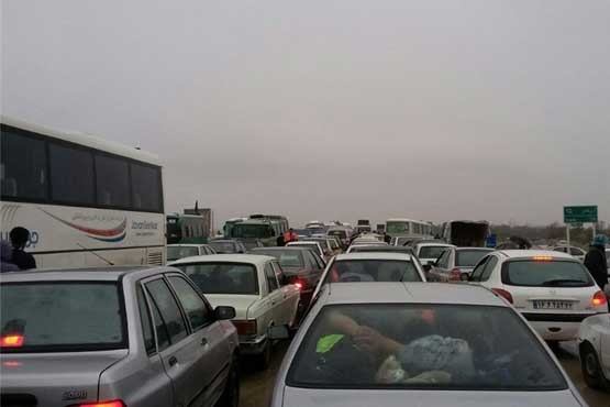 ترافیک شدید در مهران و کمبود خودرو برای انتقال زائران