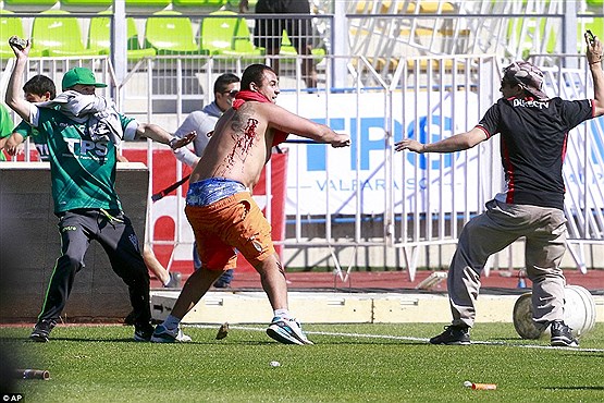 تصویر اوج خشونت تماشاگران در یک مسابقه فوتبال +تصاویر